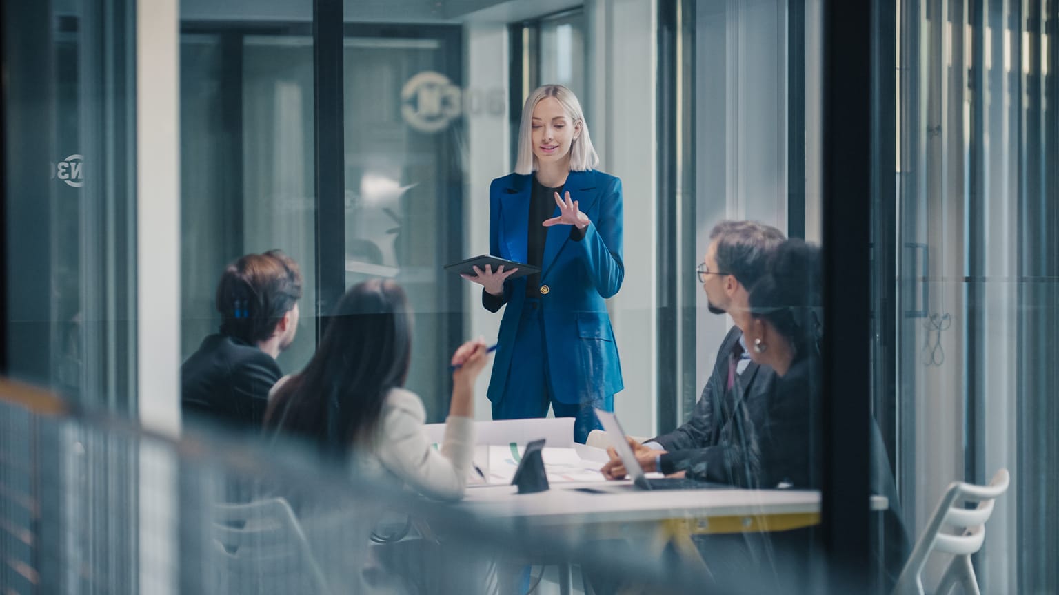 key differences between leadership training vs executive coaching